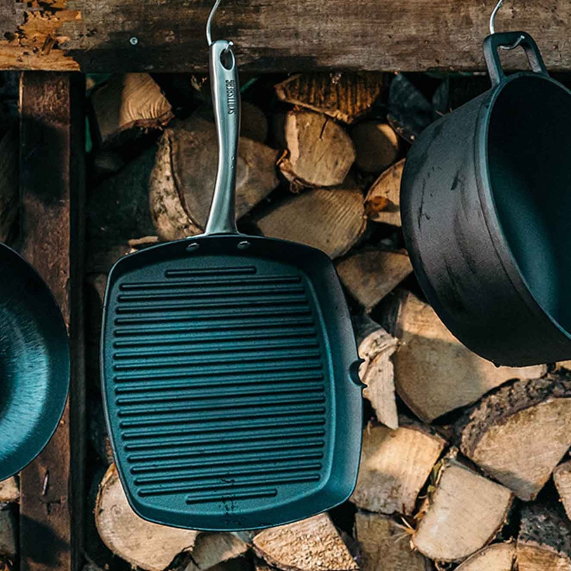 Skottsberg Gusseisen Grillpfanne 28 cm aufgehangen