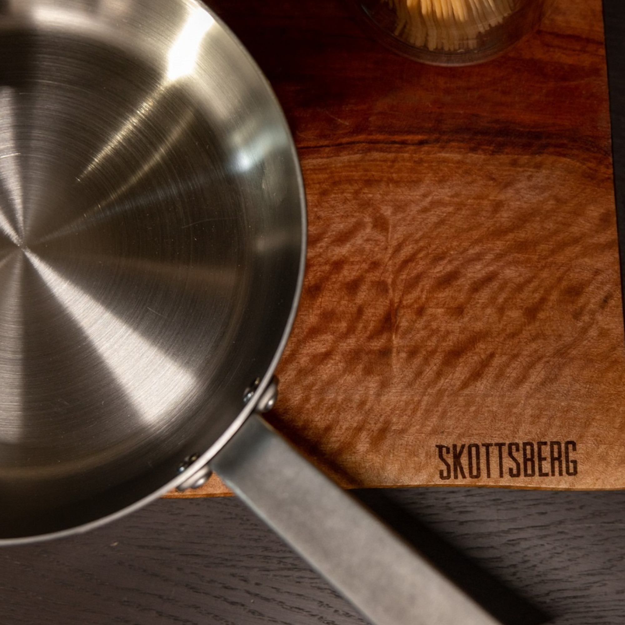 Skottsberg Servierbrett Wood Works 80x25 cm aus nachhaltigem Longan-Holz mit Pfanne