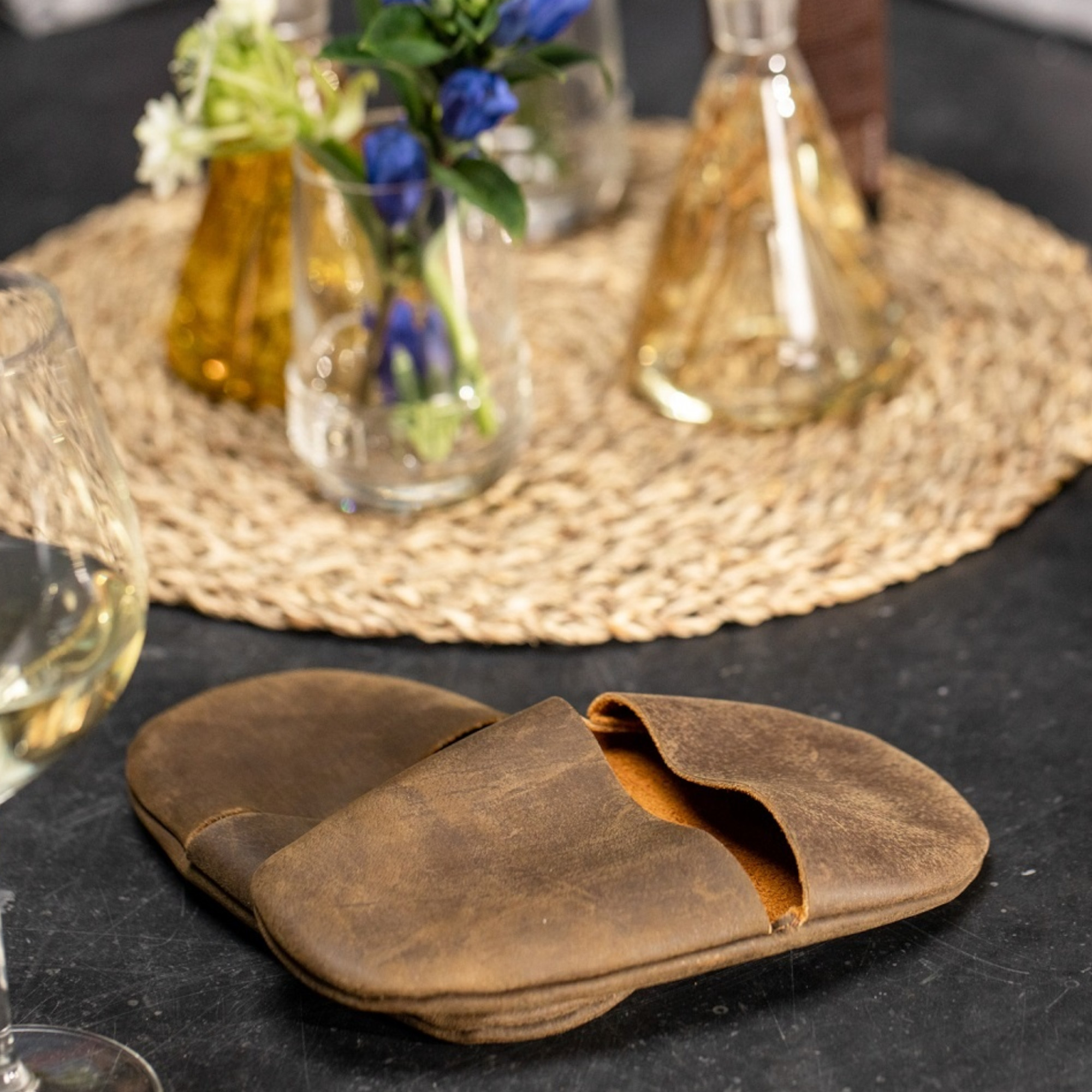 Skottsberg Topfhandschuhe aus Leder 2 Stück auf einer Arbeitsfläche