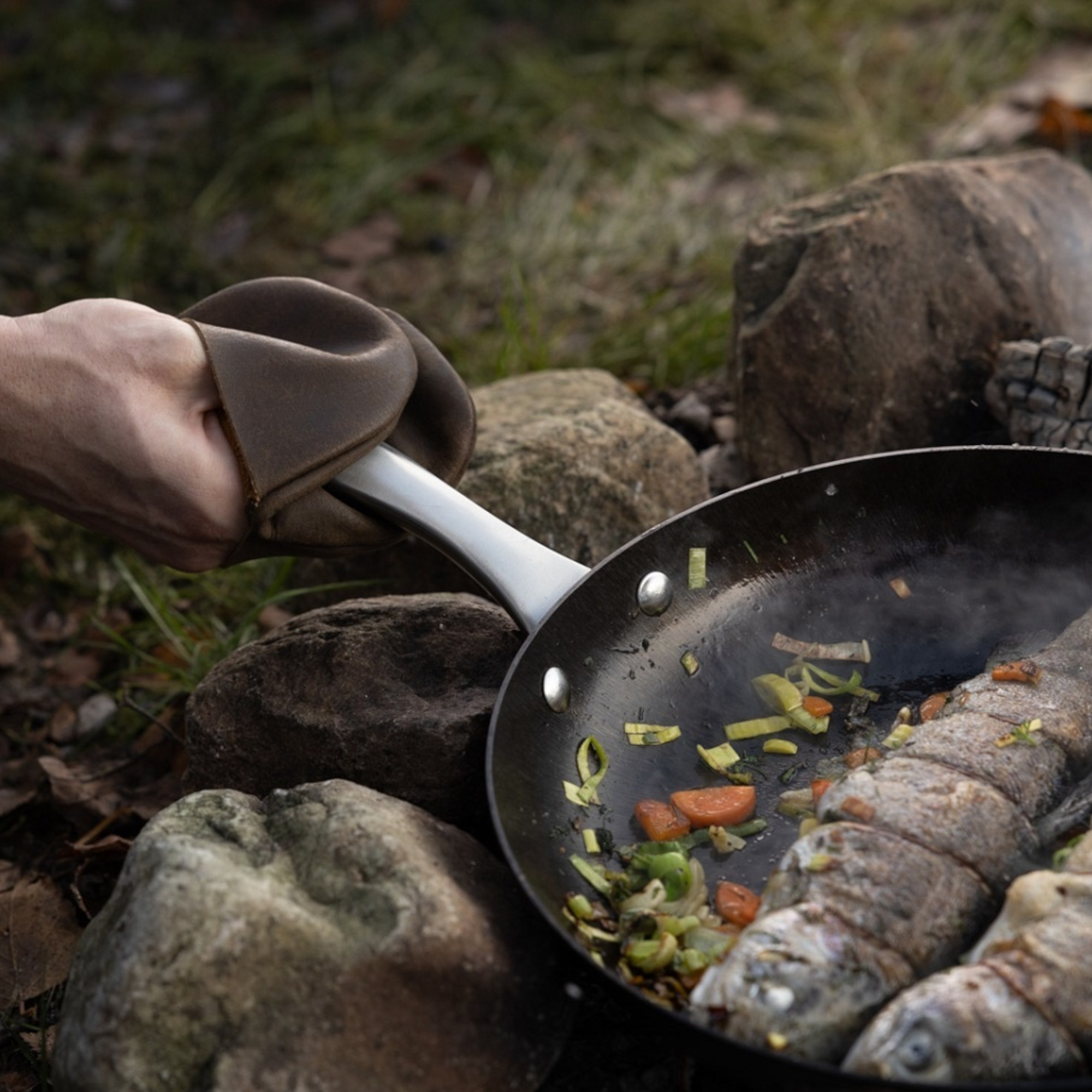 Skottsberg Topfhandschuhe halten eine heiße Pfanne