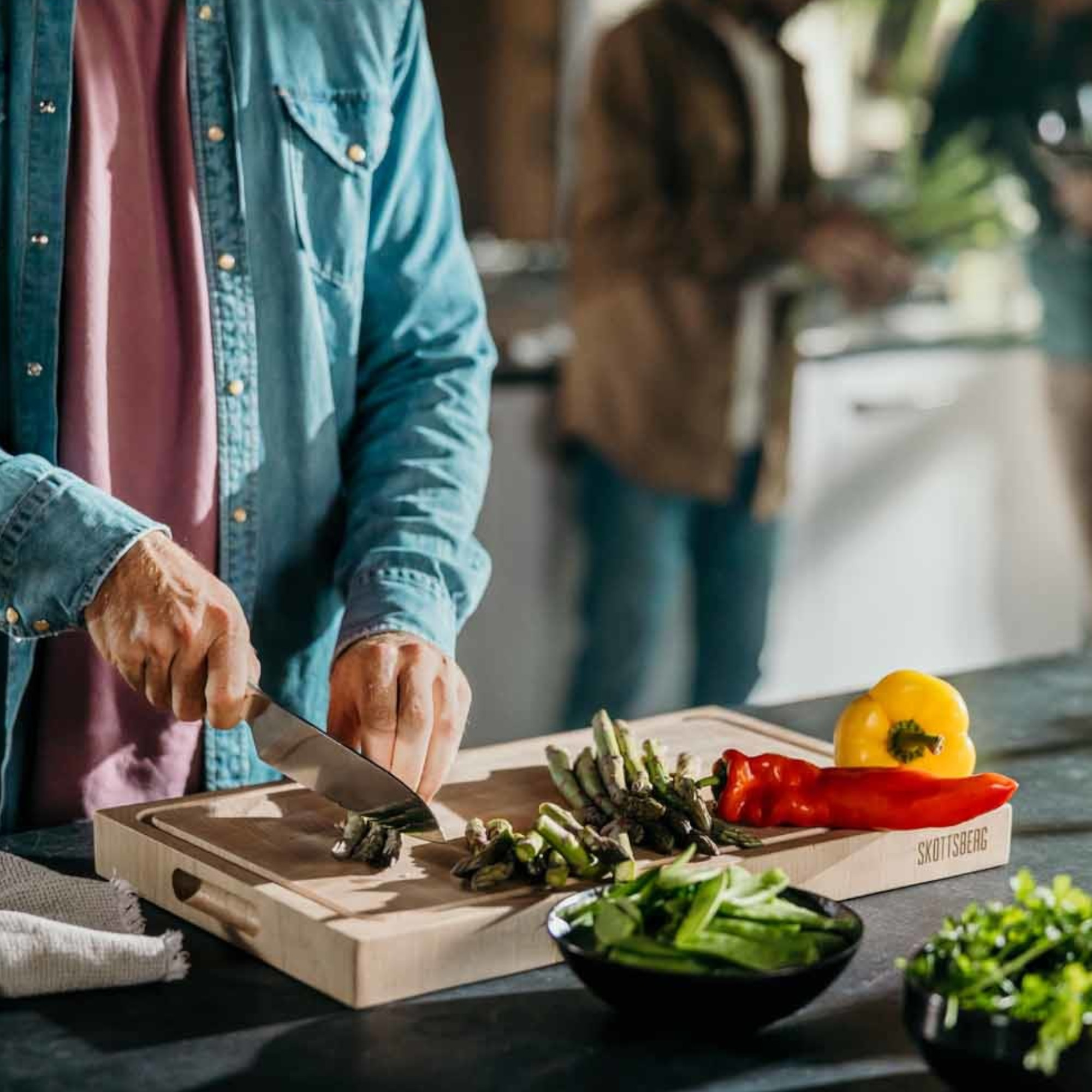 Schneidebrett mit integrierten Griffen und Auffangrinne