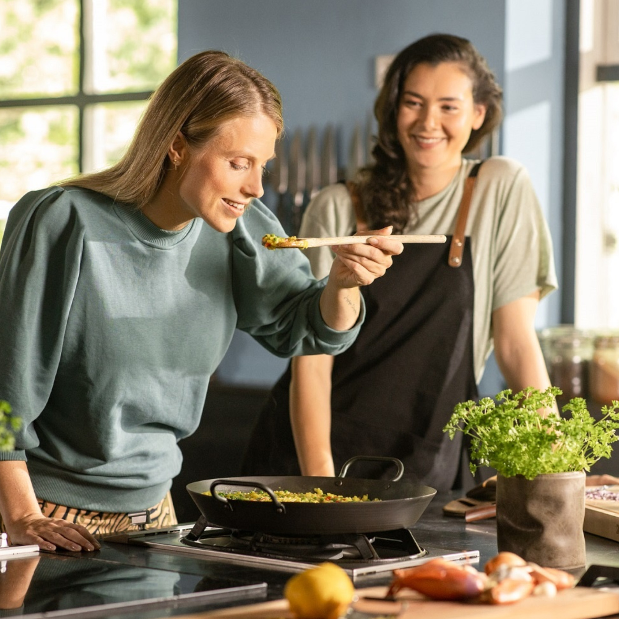 Skottsberg Paella Pfanne Carbon Steel 38 cm - Vielseitige Verwendungsmöglichkeiten: Von Paella bis zu Vorspeisen
