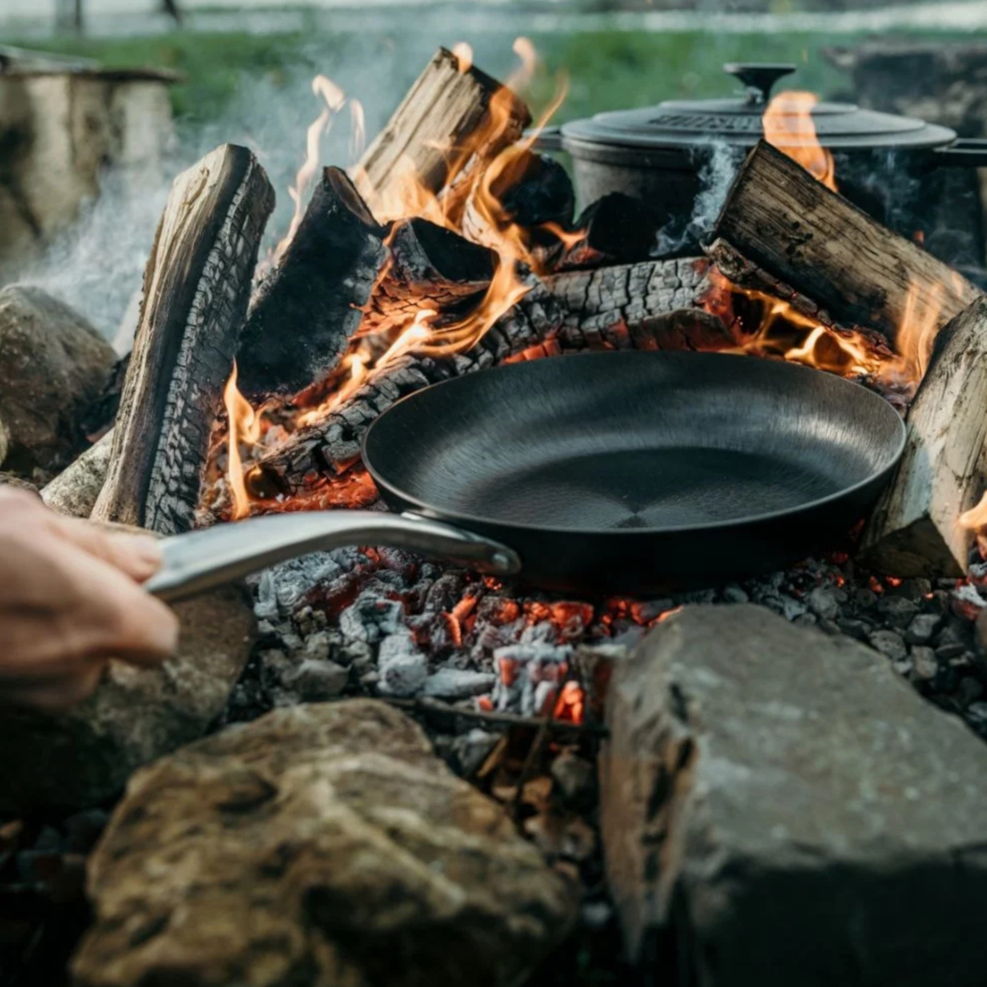 Pfanne auf einem Grill mit Fleisch und Gemüse